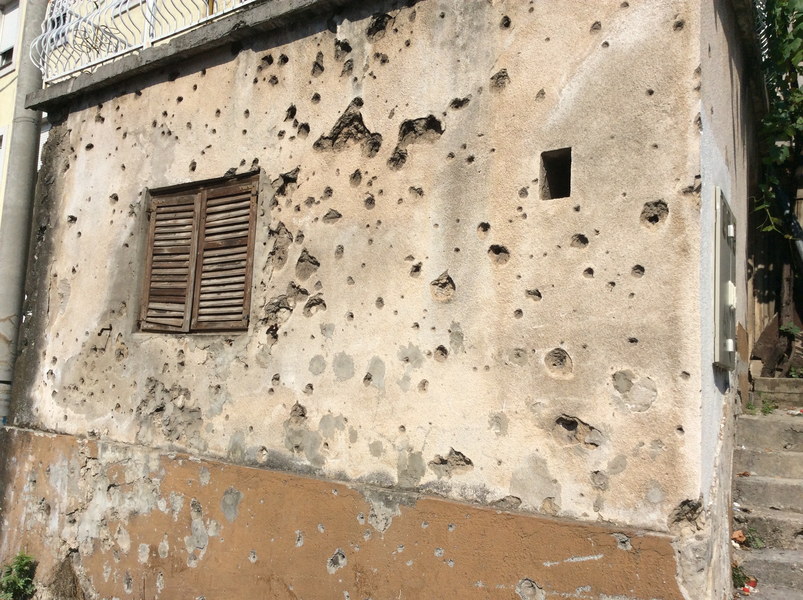 Marcas da guerra civil nos prédios da Bósnia - ainda muito presentes