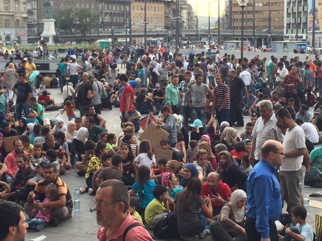 O aglomerado de refugiados na estação Keleti