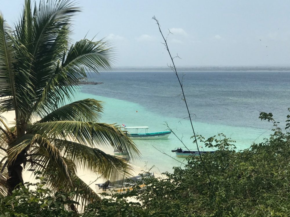Isla Iguana - paisagem da praia vendo do museu