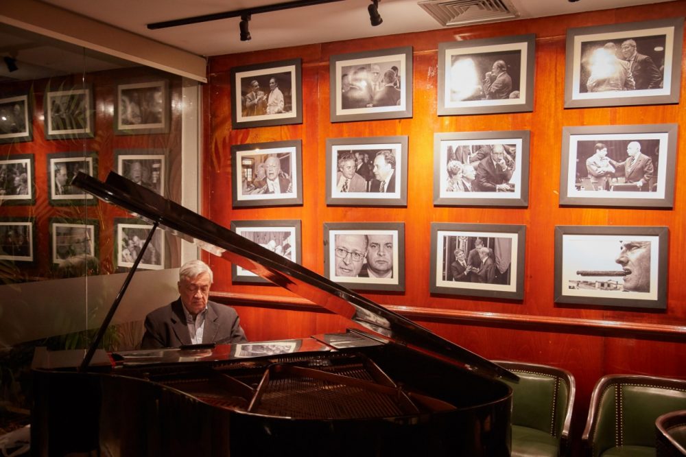 Bar do Restaurante Piantella - pianista Mário