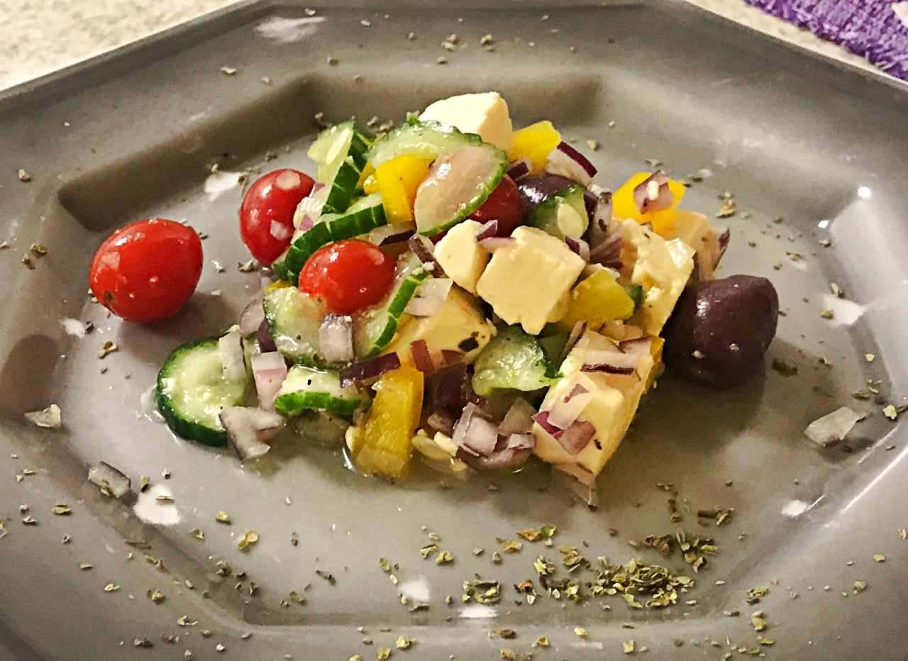 Montando prato de salada grega