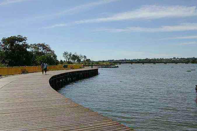 Deck Sul - calçada beira Lago Paranoá